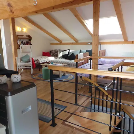 Studio In 30372 *